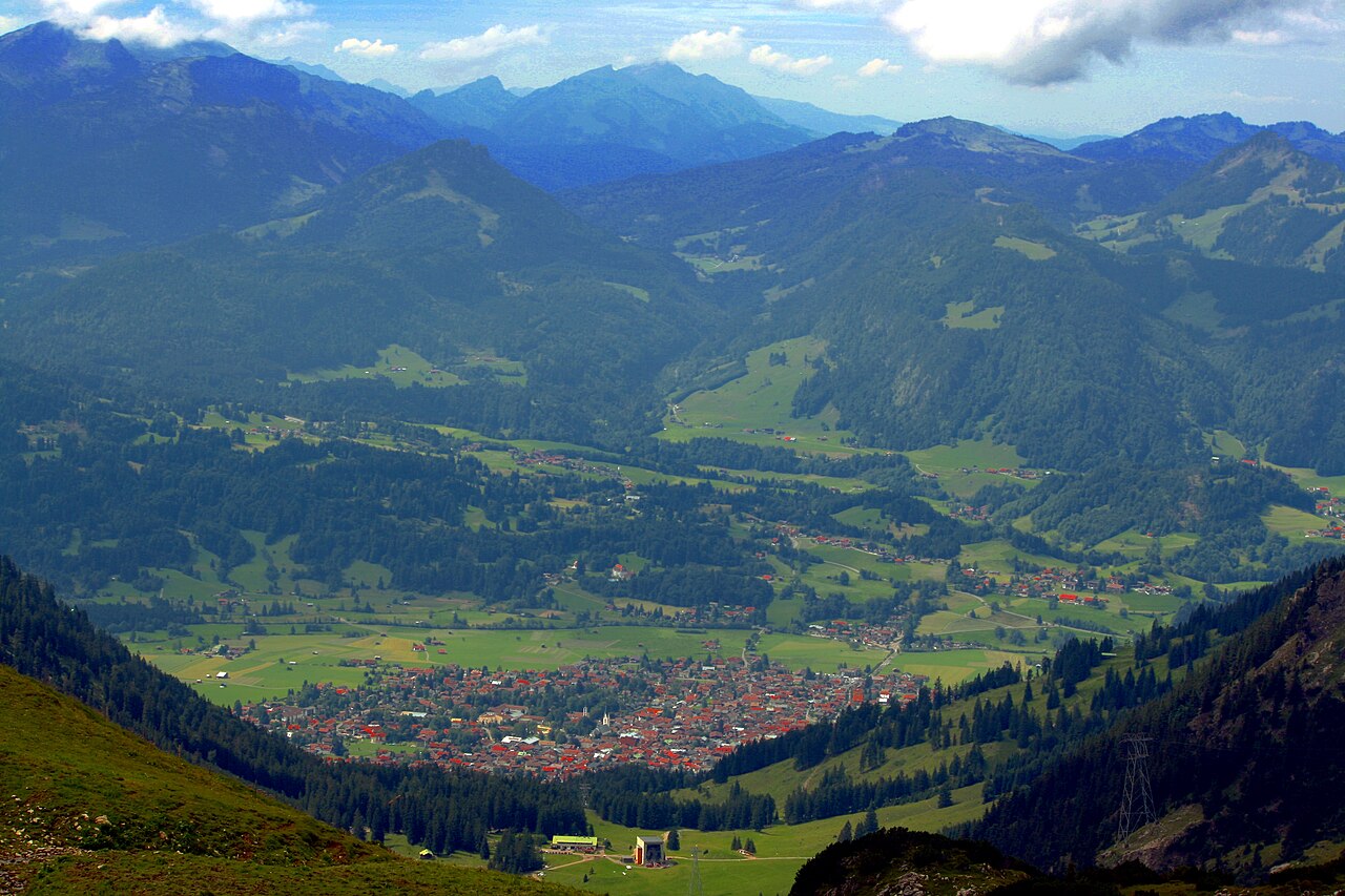 Blick vom Nebelhorn auf Oberstdorf und das Tal