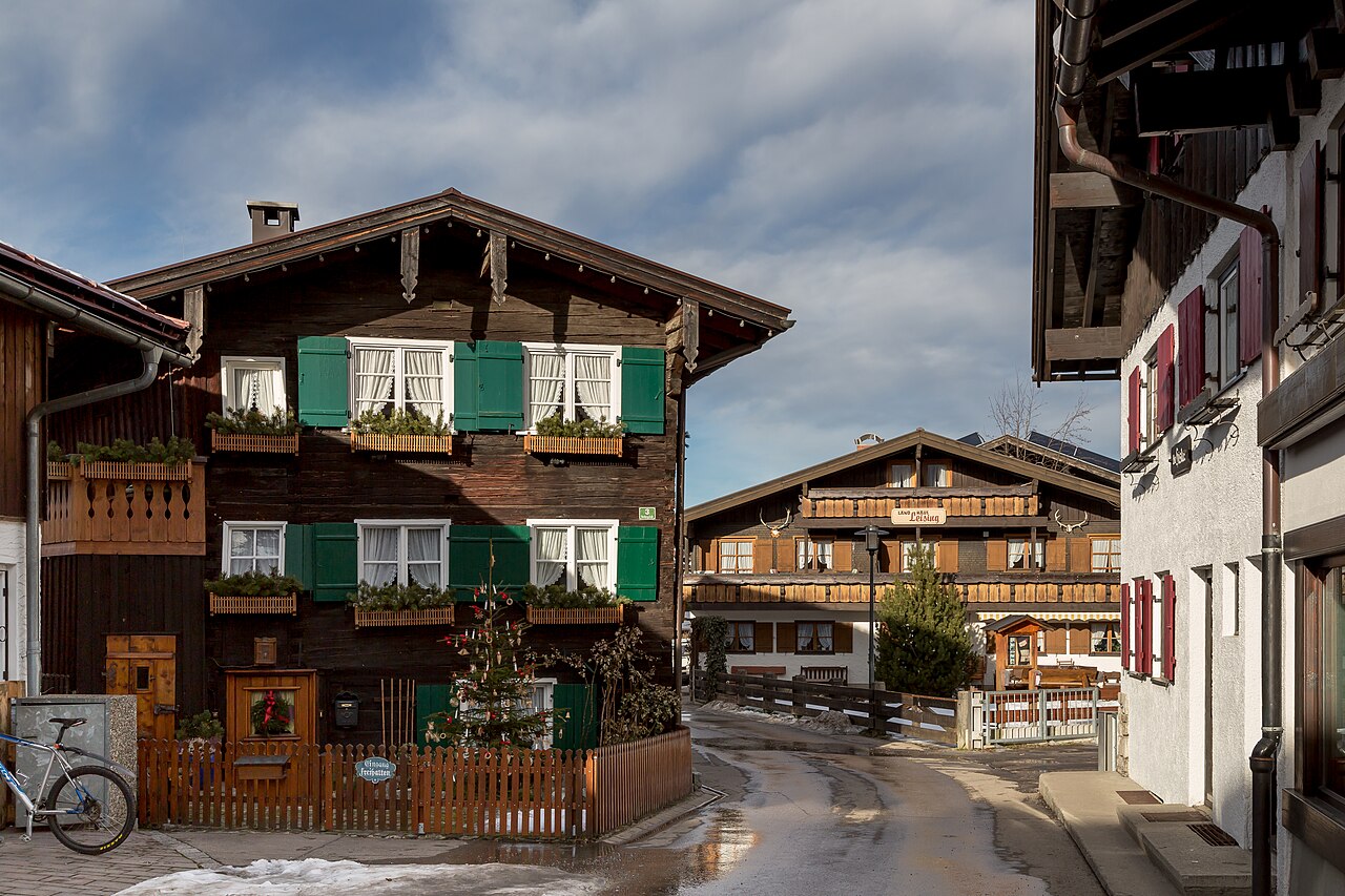 Holzhäuser mit grünen Fensterläden in Oberstdorf