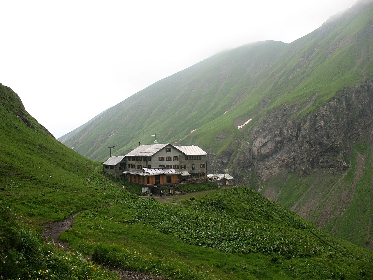 Die Kemptner Hütte im grünen Hochtal